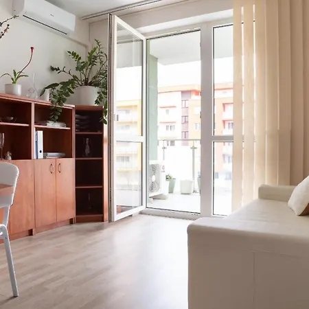 Great Tourist And Business Near Center Apartamento